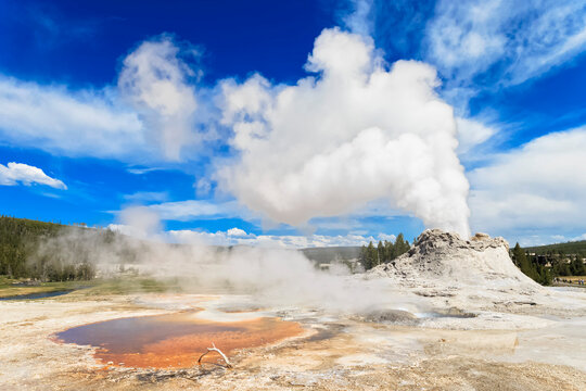 USA, Wyoming, Yellowstone National Park, Upper Geyser Basin, Castle Geyser erupting