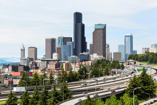 USA, Washington State, Seattle, Dr. Jose Rizal Park, Interstate 5 and skyline