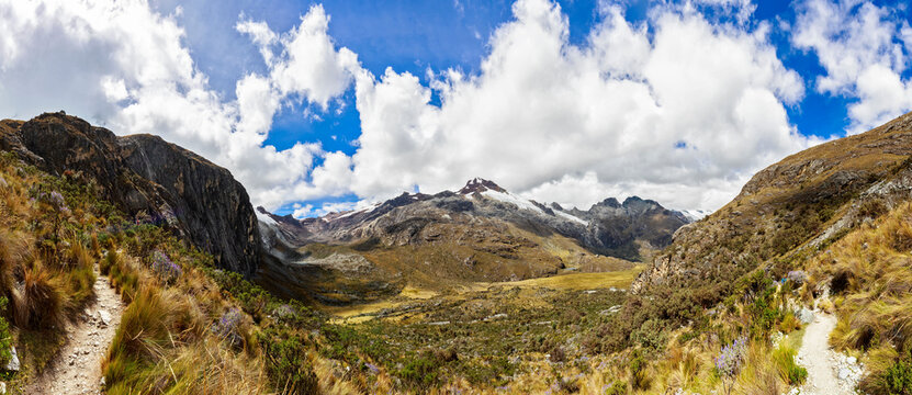 Peru, Andes, Cordillera Blanca, Huascaran National Park, Nevado Yanapaccha and small lagoon