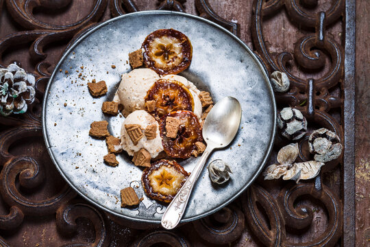 Almond cookie icecream with caramelized apple slices and broken spekulatius cookies