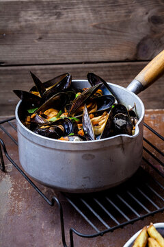Blue mussels in cooking pot
