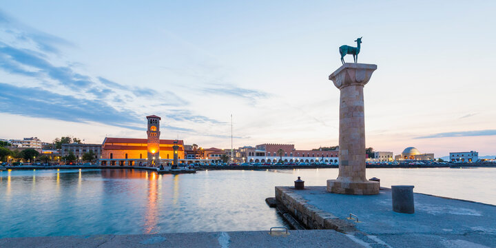 Greece, Rhodes, entrance to Mandraki harbour at dusk