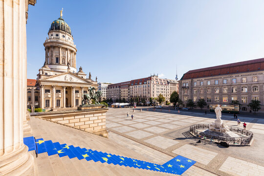 Germany, Berlin, Gendarmenmarkt, view to French Cathedral with perron of Konzerthaus in the foreground