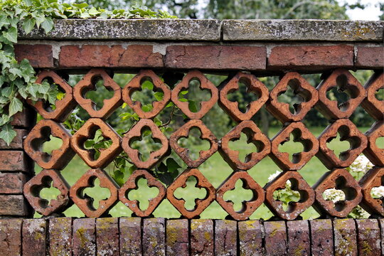 Kunstvolle Gartenmauer