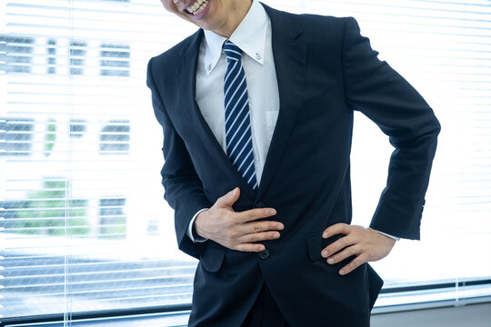オフィスで腹痛に苦しむビジネスマン