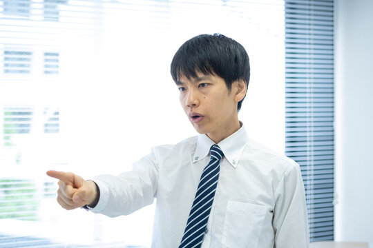 指を差して怒る男性ビジネスマン