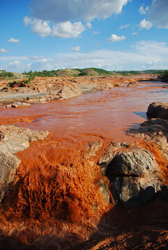 Madagascar, Bestiboka, view on the fast red rive stream