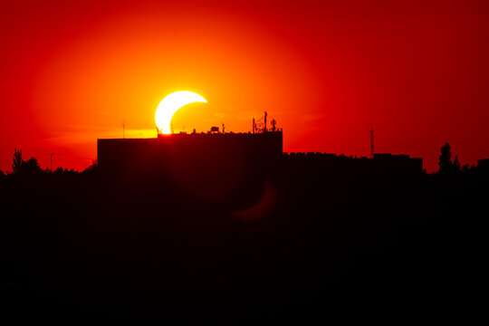 Partial solar eclipse sbove a city building | Częściowe zaćmienie słońca nad budynkiem miejskim