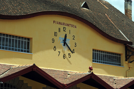 Madagascar, Fianarantsoa, clock at train station
