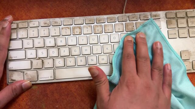 Cleaning dirty keyboard