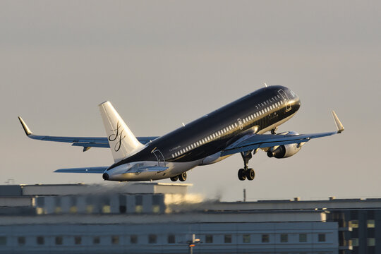 Starflyer Airbus A320-200 (JA27MC) passenger plane taking off from Haneda Airport