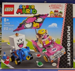 Fototapeta premium Caja con juguete lego de Super Mario Mariokart con Wario y King Boo del videojuego de Nintendo en juguetería Juguettos en Madrid, España, 3 de junio de 2026