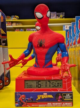 Caja con mu&ntilde;eco de Spider-Man de c&oacute;mics Marvel en reloj despertador con luz nocturna en un expositor de la jugueter&iacute;a Juguettos en Legan&eacute;s (Madrid), Espa&ntilde;a, 3 de junio de 2026