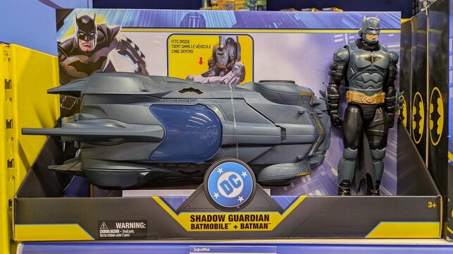 Caja Shadow Guardian con mu&ntilde;eco de Batman y el veh&iacute;culo Batmobile de c&oacute;mics DC en un expositor de la jugueter&iacute;a Juguettos en Legan&eacute;s (Madrid), Espa&ntilde;a, 3 de junio de 2026
