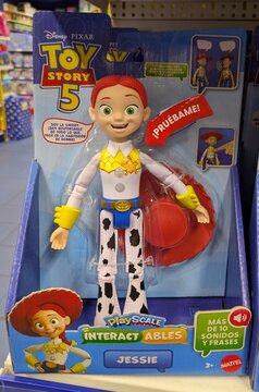 Caja con mu&ntilde;eco interactivo de Jessie de la pel&iacute;cula Toy Story 5 de Disney Pixar, fabricado por Mattel, en un expositor de la jugueter&iacute;a Juguettos en Madrid, Espa&ntilde;a, 3 de junio de 2026