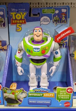Caja con mu&ntilde;eco interactivo de Buzz Lightyear de la pel&iacute;cula Toy Story 5 de Disney Pixar, fabricado por Mattel, en un expositor de la jugueter&iacute;a Juguettos en Madrid, Espa&ntilde;a, 3 de junio de 2026