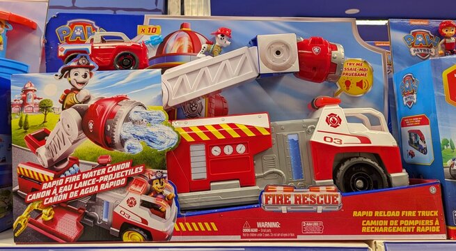 Vista de cerca de una caja con Marshall y un cami&oacute;n de bomberos de Paw Patrol Rapid Fire Water Canon, en estante de jugueter&iacute;a Juguettos en Madrid, Espa&ntilde;a, 3 de junio de 2026