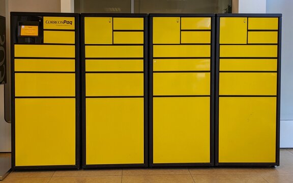 Servicio locker de Citypaq. Punto de recogida de paquetes CorreosPaq con buzones con pantalla t&aacute;ctil instalado en oficina de correos en Madrid, Espa&ntilde;a, 3 de junio de 2026	