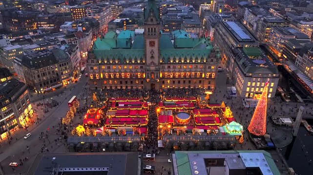 Historic Christmas market on Rathausmarkt in downtown Hamburg, Germany in the evening. Hamburger Weihnachtsmarkt Rathaus