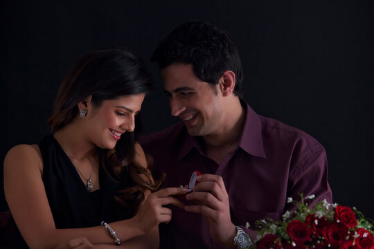 Man proposing to woman