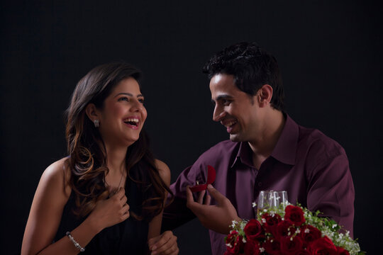 Man proposing to woman