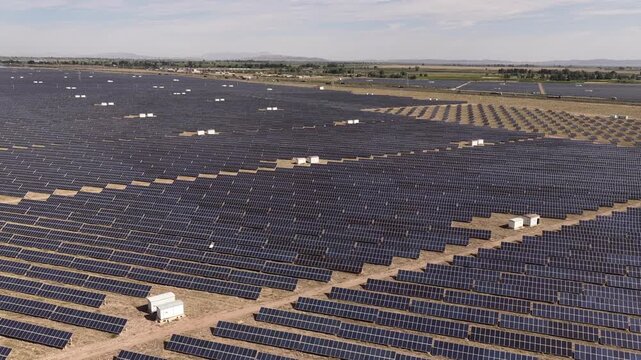 Integrated solar power and energy storage station	