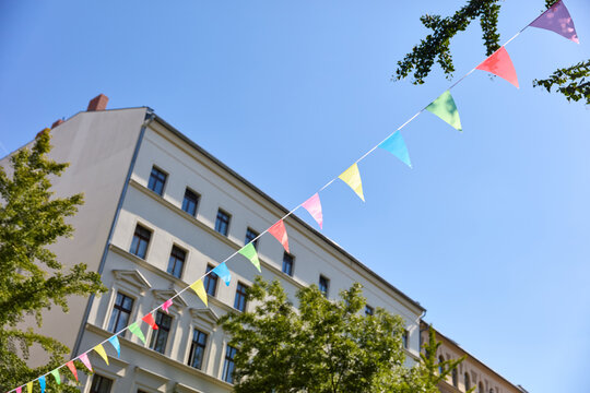 Bunte Wimpel dekorieren Stra&szlig;enfest in Berlin im Sommer