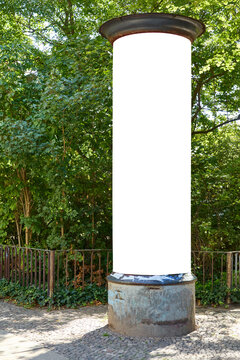 Leere wei&szlig;e Litfa&szlig;s&auml;ule in Berlin als Mockup Design Template