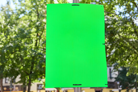 Leeres gr&uuml;nes Wahlplakat in Berlin als Mockup Template Design Vorlage