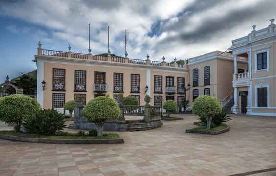 Vista de la pintoresca Plaza Pedro P&eacute;rez D&iacute;az con sus jardines y el hist&oacute;rico edificio del Ayuntamiento en el casco antiguo de Villa de Mazo, La Palma, Canarias.
