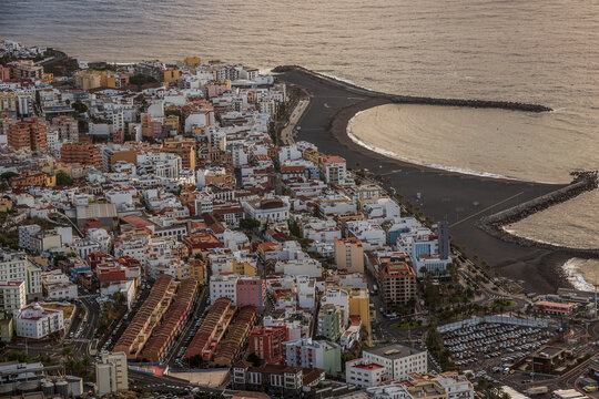 Vista panor&aacute;mica desde las alturas del casco urbano de Santa Cruz de La Palma y la playa de arena volc&aacute;nica negra ba&ntilde;ado por la luz del amanecer, La Palma, Canarias.
