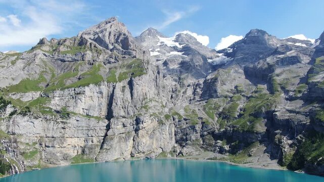 Lago di Oeschinen nell&rsquo;Oberland bernese, Svizzera