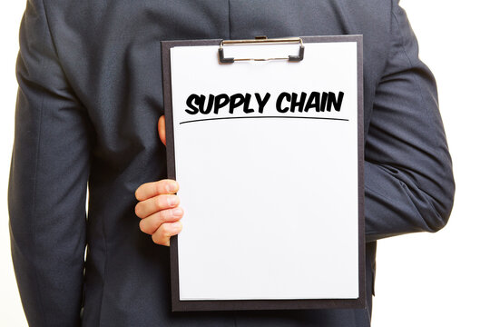 Gesch&auml;ftsmann h&auml;lt Klemmbrett mit Schriftzug &bdquo;Supply Chain&ldquo; und Textfreiraum