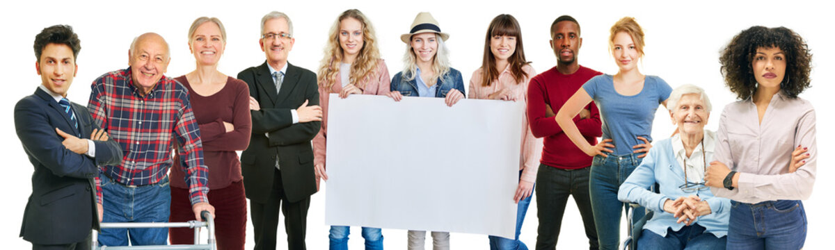Panorama aus Erwachsenen vieler Generationen halten zusammen Plakat mit Textfreiraum