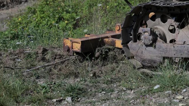 Ruspa cingolata lavora nel terreno arido