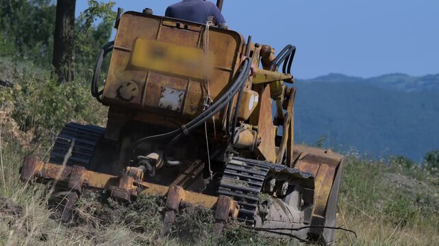 Ruspa cingolata lavora nel terreno arido