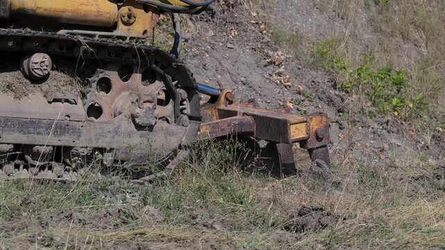 Ruspa cingolata lavora nel terreno arido