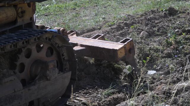 Ruspa cingolata lavora nel terreno arido