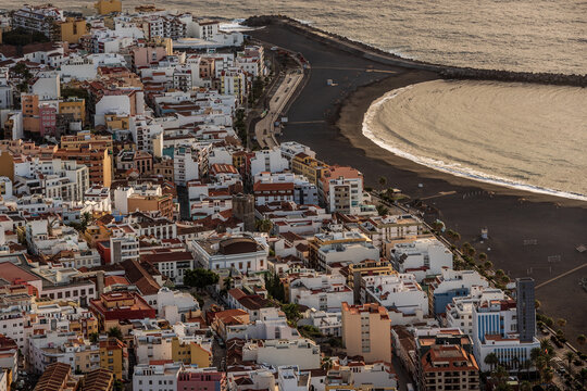 Vista a&eacute;rea de Santa Cruz de La Palma y su playa de arena negra al amanecer, Canarias