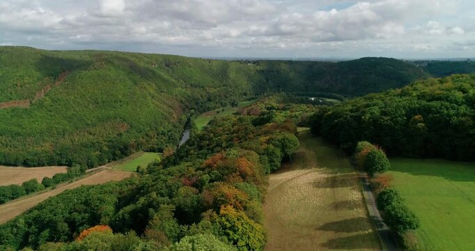 Drohnenflug &uuml;ber die weiten W&auml;lder und T&auml;ler der Eifel in H&uuml;rtgenwald
