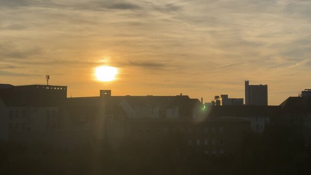 Eine dramatische und seltener Anblick einer Sonnenfinsternis &uuml;ber einer modernen st&auml;dtischen Skyline, betrachtet &uuml;ber Wohn- und Gesch&auml;ftsh&auml;usern. Dieses faszinierende Himmelsereignis verbindet Astrono