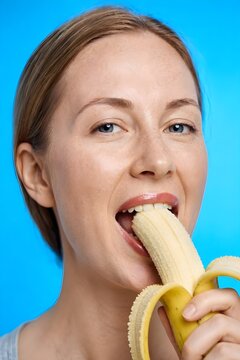 donna che mangia una banana