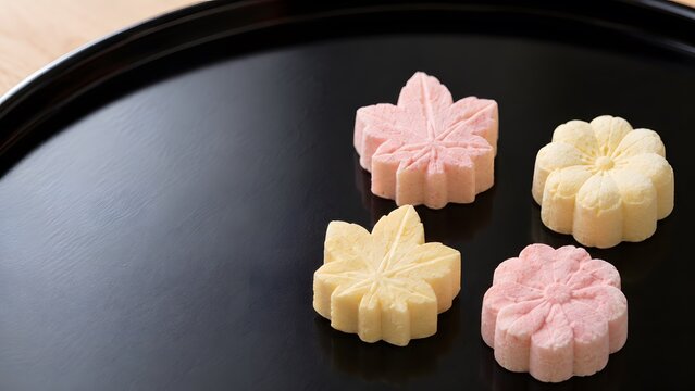 彩り和三盆 黒漆塗りの広蓋に盛った淡い桜色と黄色の秋の和菓子