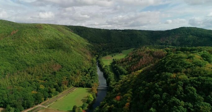 Luftaufnahme eines idyllischen Tals mit dichtem Waldgebiet in Nordrhein-Westfalen