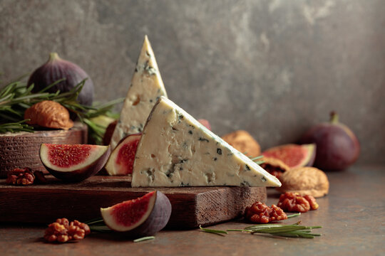 Blue cheese with fresh figs, rosemary, and walnuts.