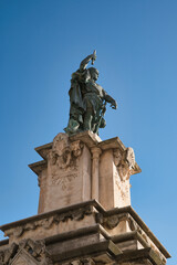 Naklejka premium The monument depicted in the image is the statue of Roger de Llúria, the renowned admiral of the Crown of Aragon, located at the end of the Rambla Nova in Tarragona, Spain.