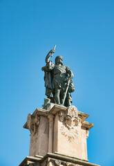 Naklejka premium The monument depicted in the image is the statue of Roger de Llúria, the renowned admiral of the Crown of Aragon, located at the end of the Rambla Nova in Tarragona, Spain.
