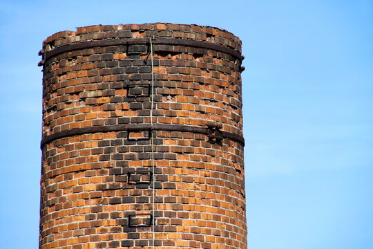 Spitze eines alten Fabrikschornsteins