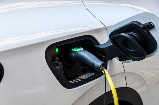 Elektroauto an Ladestation