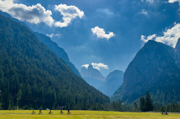 Obraz premium beautiful scenery of a mountain landscape under the sunlight
